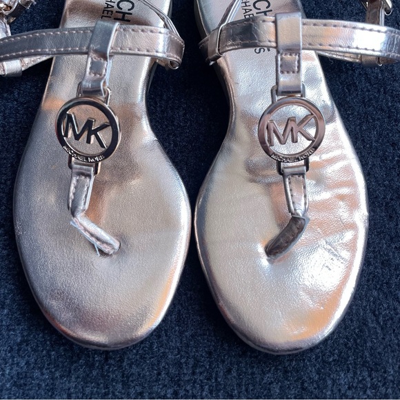 Girls Michael Kors Lil‎ Mandy Thong Sandals Gold Size 10 - Picture 2 of 5